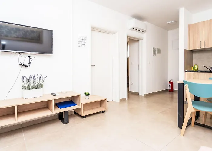 Medena-3 By Interhome トロギール